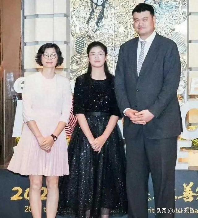 姚明一家老少现身苏州，15岁女儿背不挺，还打扮老气，丈母娘超瘦