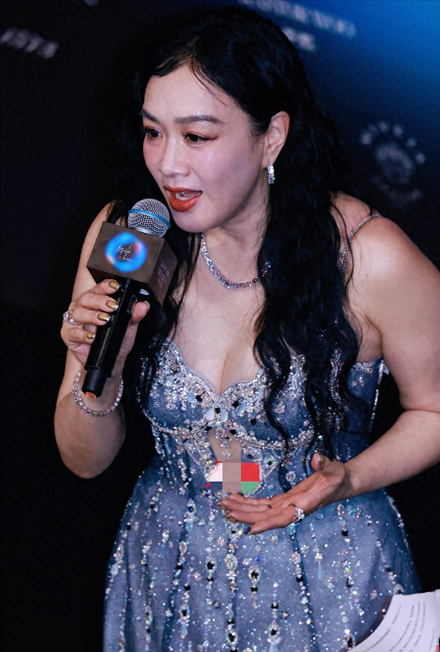 55岁钟丽缇中年发福太多！胖到180斤 胸大腚圆 满身肥肉穿吊带