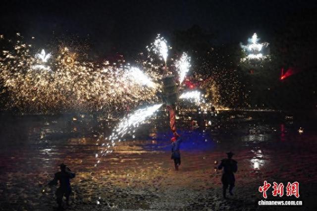 开封“双节”文旅热：万岁山雨夜游客火爆