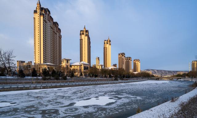 初冬夜落雪 悄染关川河