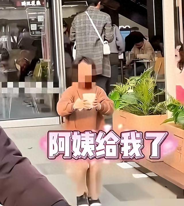 糗大了，疑似女孩家长评论区反驳网友，打翻水杯女孩丢人丢到国外