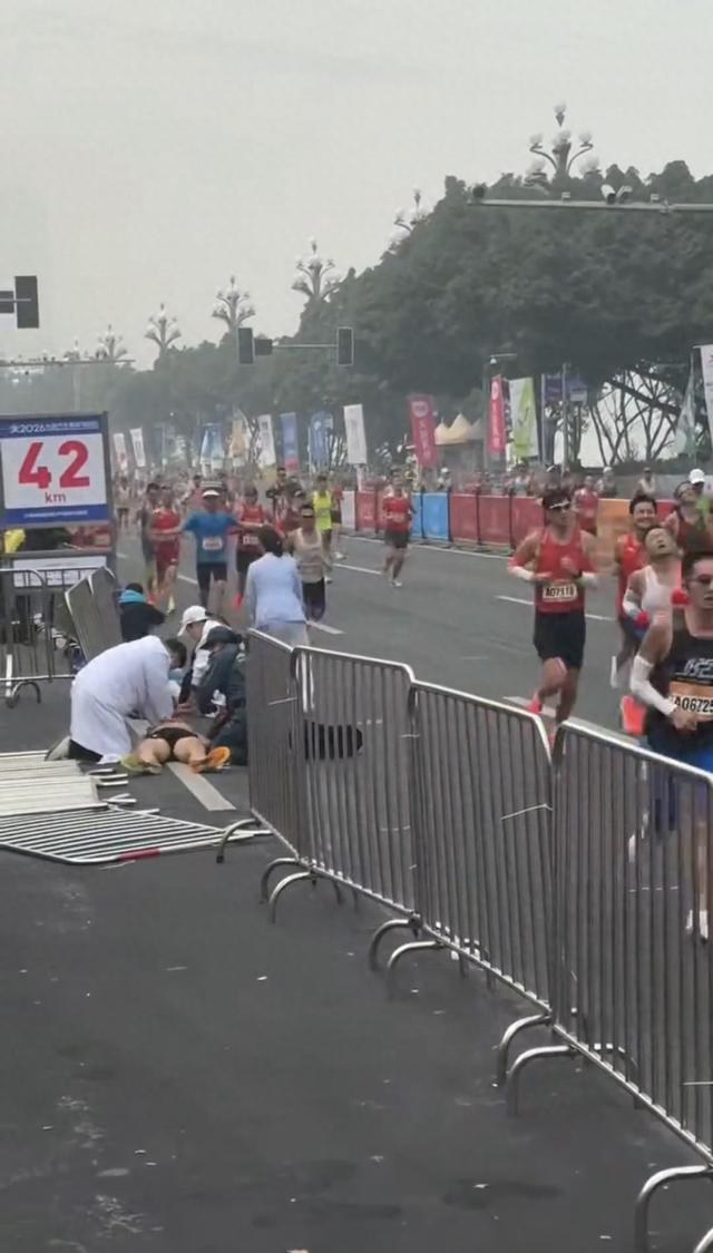 重庆马拉松比赛现场有选手倒地，经抢救无效不幸去世？涉事各方回应
