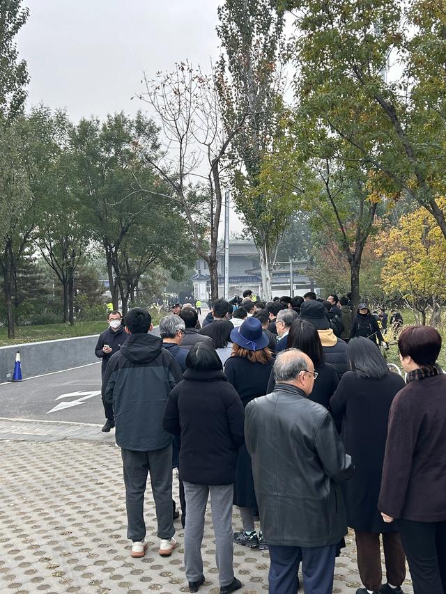 杨振宁葬礼，国旗盖遗体，离世前状态曝光，49岁的翁帆已再无遗憾