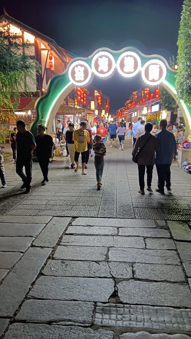 窑湾景区人流增多，万楼景区人流减少。什么原因