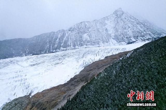 探访西藏嘉黎县依嘎冰川：尽显高原壮美