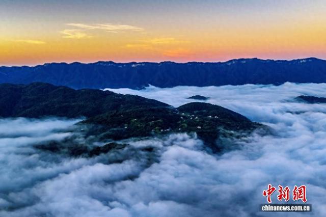 湖北宜都：金霞破晓 云海漫山