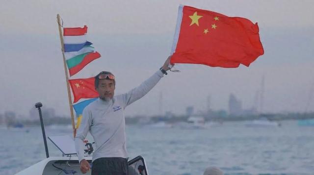 川籍探险家刘勇划船横渡印度洋，终点前他高举五星红旗
