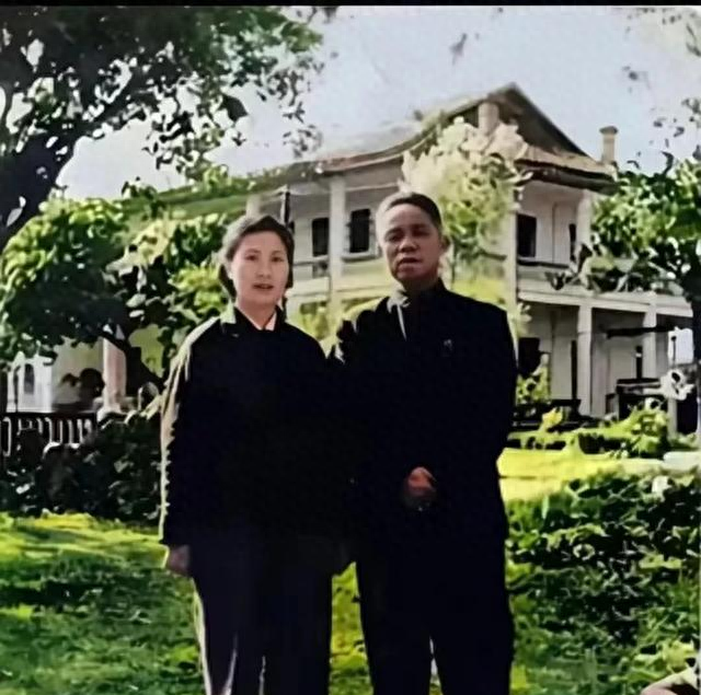 韩先楚夫人有多美？这是1970年留影，她50岁	，皮肤白皙，气质非凡