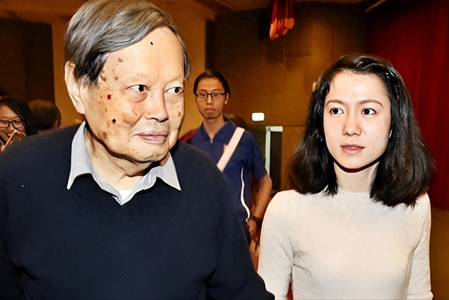 人走茶凉！杨振宁去世5天，老夫少妻的残酷现实就体现的淋漓尽致