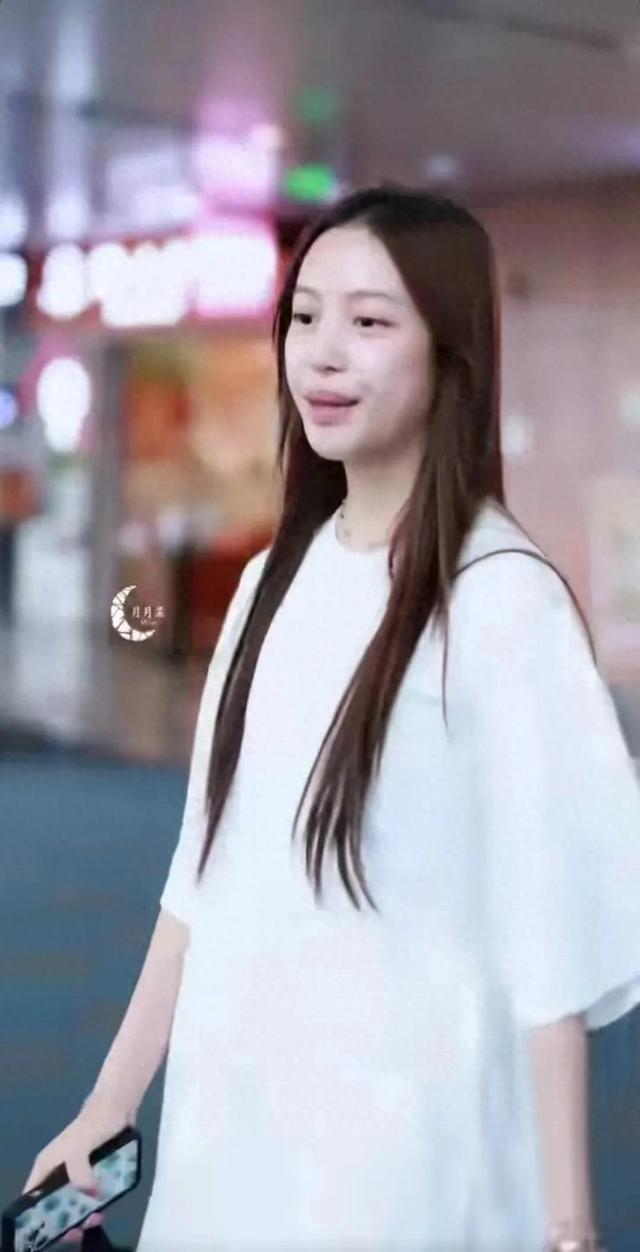 小四月都长这么大了，像爸爸黄有龙多一点，但大眼睛像小燕子