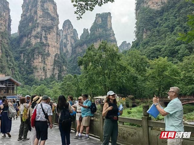 语言“零障碍”！张家界国家森林公园“金鞭溪夜校”打造暑期国际服务新体验