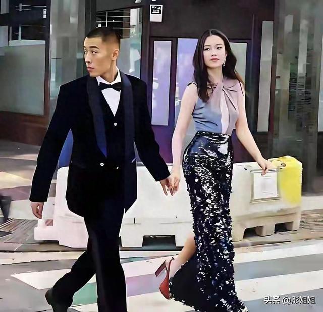 倪妮和男友三里屯被拍，他帅得低调，她美得张扬，这才叫天作之合