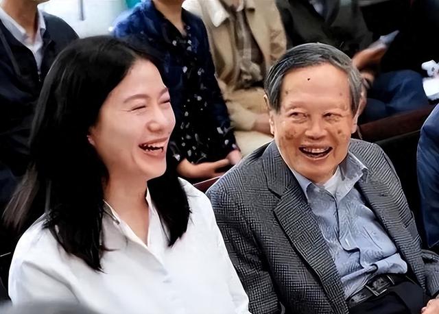 知情人曝杨振宁离世前状况，摔跤或是罪魁祸首，翁帆疑似早有察觉