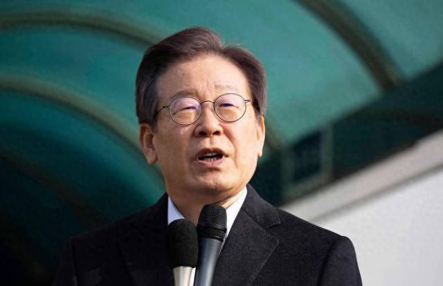 李在明拒绝出席中国阅兵，王毅挂断电话，送了韩国一句话