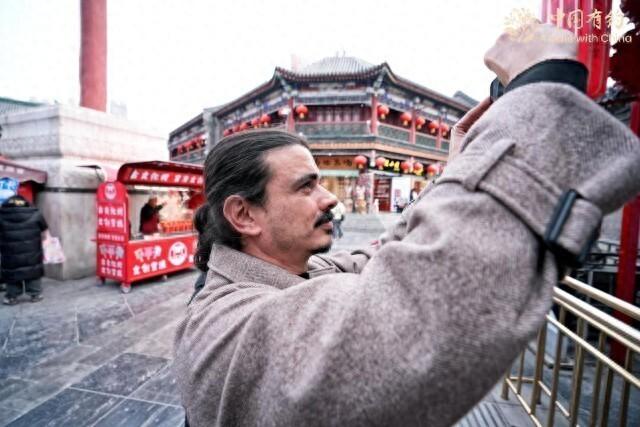 古韵味+新场景 外国朋友走进“津门故里”感受老街的焕新魅力