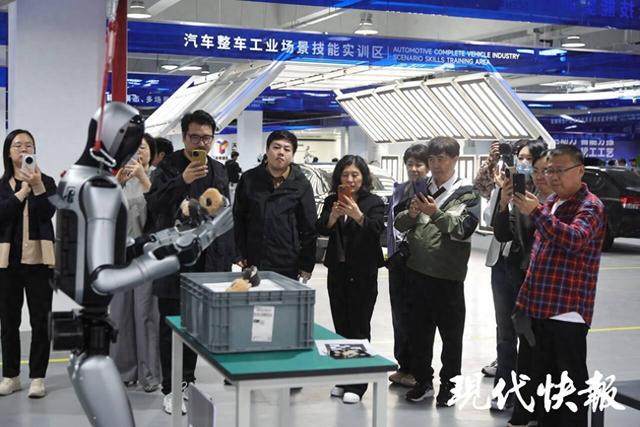 2025全国地方媒体总编辑看无锡｜无锡市首个专注于工业场景的具身智能训练平台正式启用