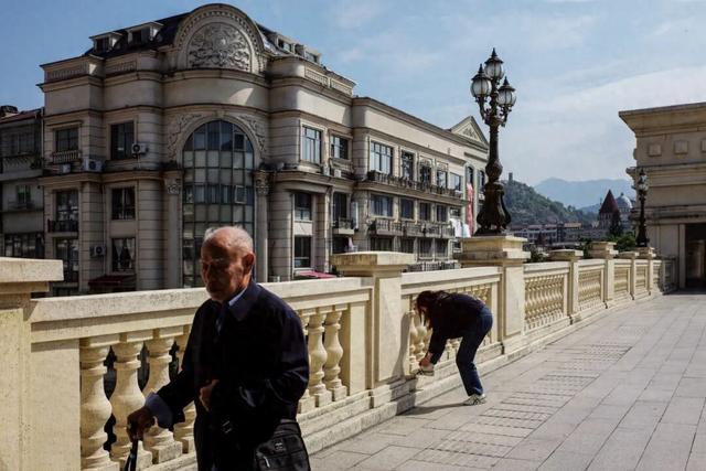不走寻常路的国际化县城，关心一日三餐，更关心咖啡和汇率