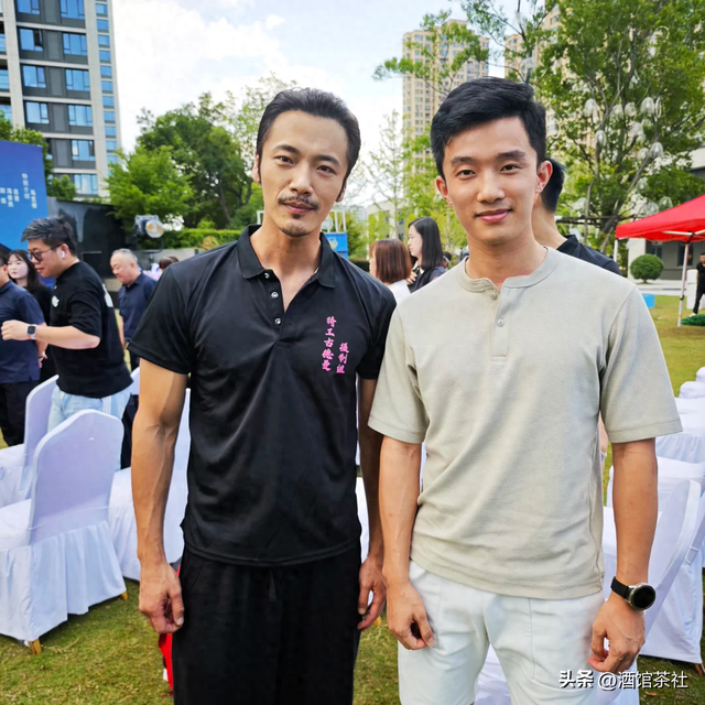 父亲是央视“一哥”，母亲是商业精英，他却凭一己之力娶影后之女