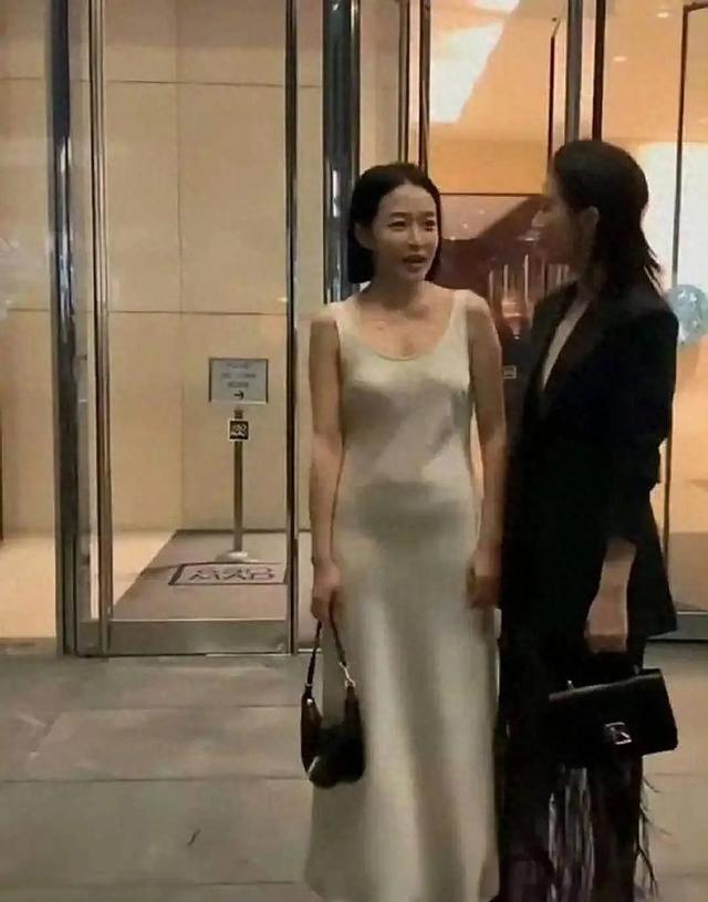 高圆圆旁边这是谁啊？身材好好啊，就是这个裙子的布料，好拉跨