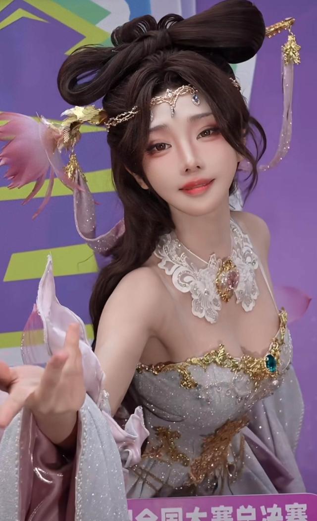 梦幻女生化妆小游戏（走路摇cos貂蝉）