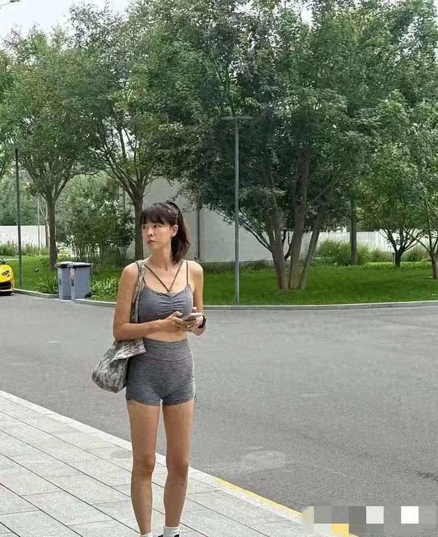 李艾都快五十岁了，不能好好穿衣服吗？小肚子都鼓的高高的