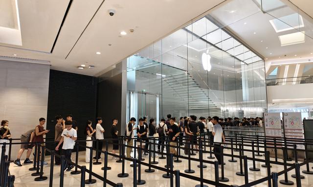 割裂！iPhone 17 Pro价格大反转：官网抢不到，渠道价却崩了？