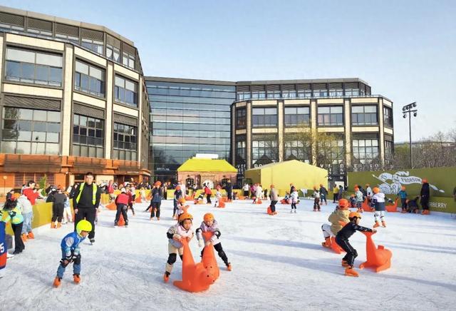 承包全家冬日快乐！王府中环冰乐园已上线→