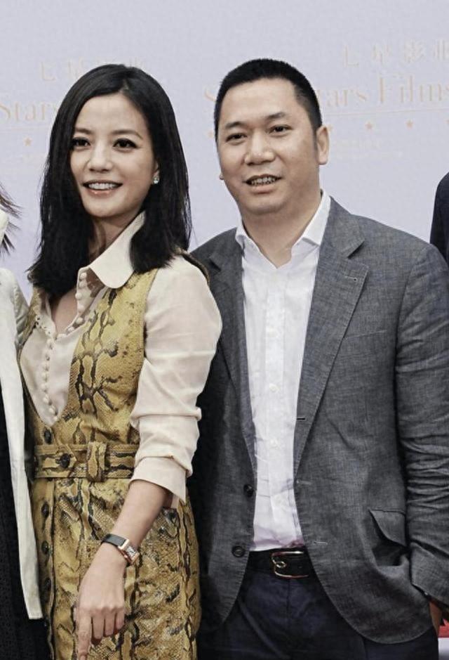 赵薇走到今天该怪谁？事业毁了，婚姻没了，如今连房子都要卖了