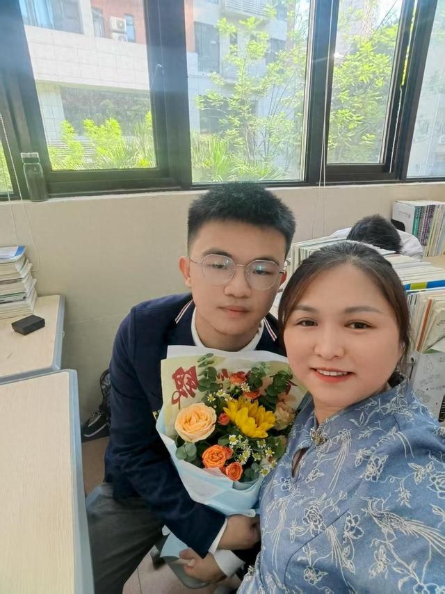 儿子放弃北大报考西湖大学，对话快递员母亲：儿子希望投身半导体材料研究，科研报国