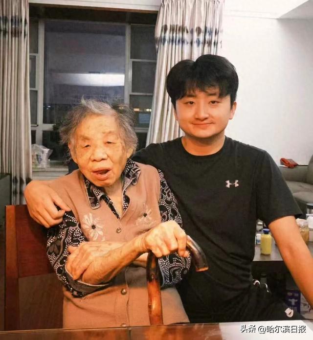 武汉一男子用一款没有胜负的游戏，记录了与奶奶最后的时光