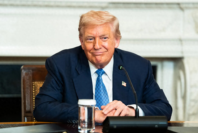 特朗普陷入深深的“不安”	，美国眼前的路十分凶险，他根本输不起