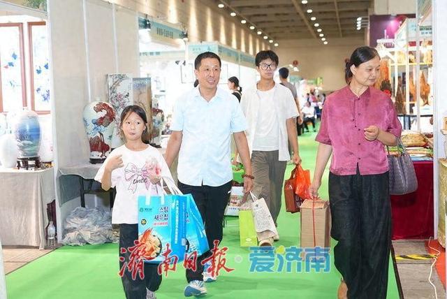 泉城茶香掀购物热潮，市民满载而归