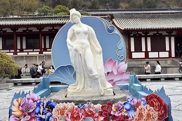 “贵妃出浴”，要穿上衣服吗？