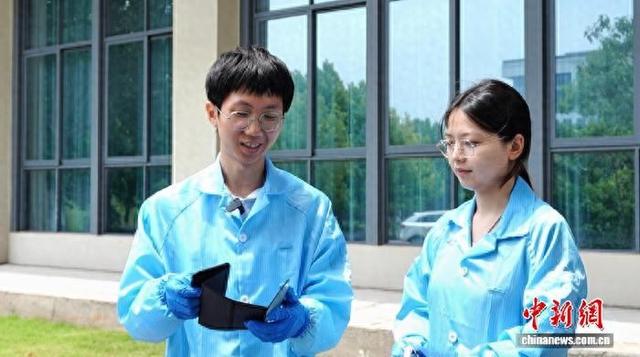 湖南一大学生团队突破钙钛矿太阳能电池高柔韧性瓶颈