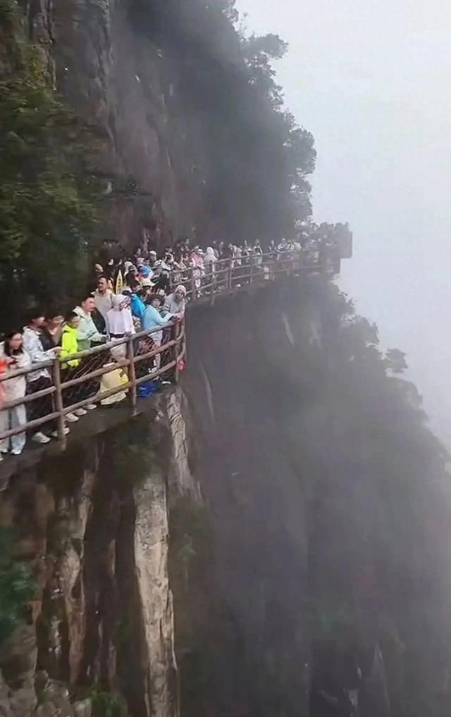悬崖栈道人挤人，敢赌命吗？