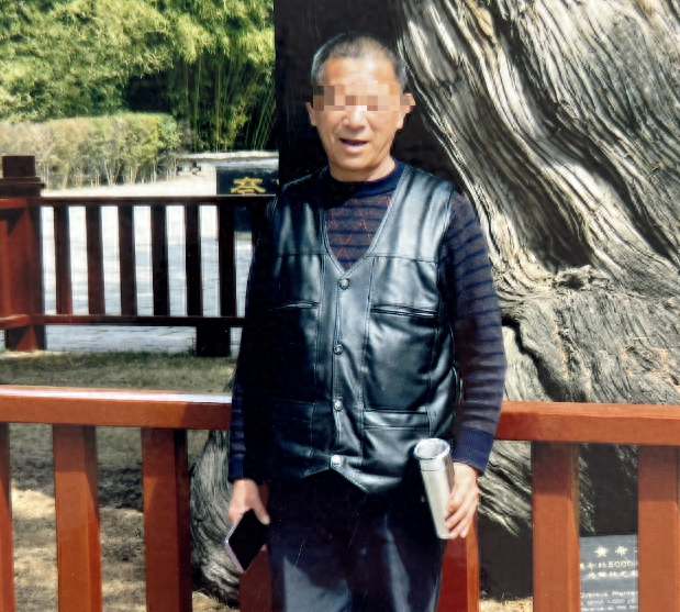七旬教师收110万迁坟款，被控敲诈勒索判刑10年将重审；涉事矿企：我们没报案，系“分赃不均”别人告的他