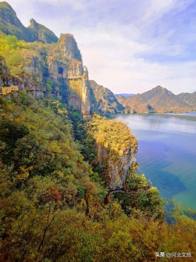 水墨丹青、红叶翩跹，易水湖秋日山水美成画！