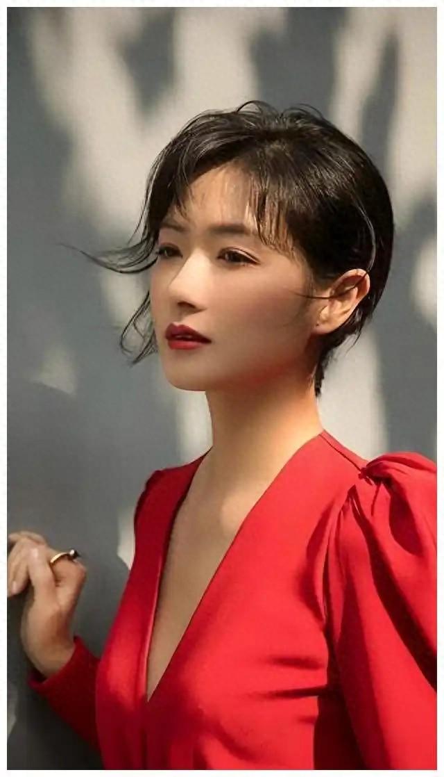 因长的太漂亮，七次拒绝导演“要求”被封杀，如今43岁凭实力走红