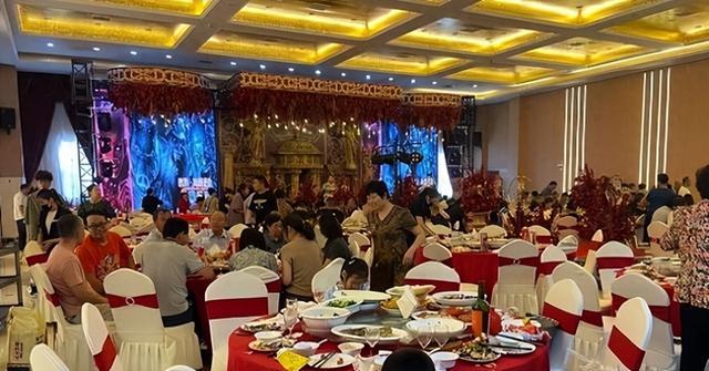 北京一大爷参加酒席，随礼200，竟连喝带拿6瓶五粮液
