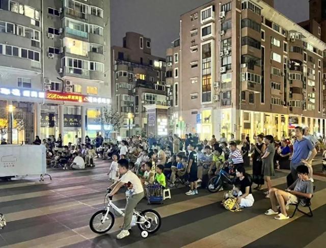 昨晚，万科之源广场上为何人头攒动？