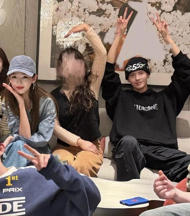 张予曦毕雯珺私下聚会，荧屏搭档现实真朋友，这种友谊太难得了