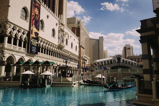 景致记录：狄更斯原地滚上架子床，担心被上铺胖子压死，一夜无眠