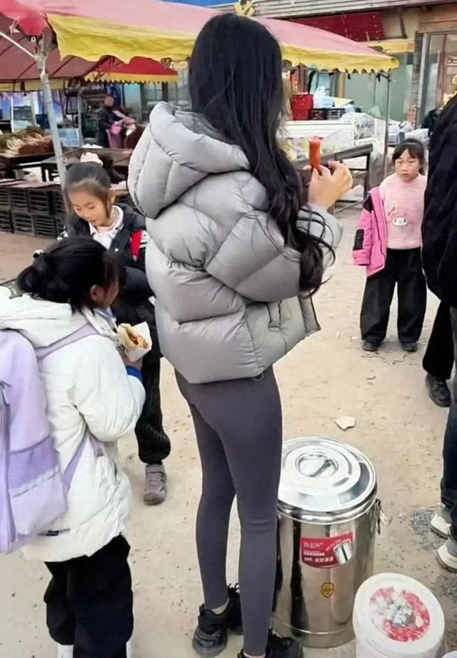 女子穿瑜伽裤赶大集，回头率十足，网友：这装备在村里“超纲”了