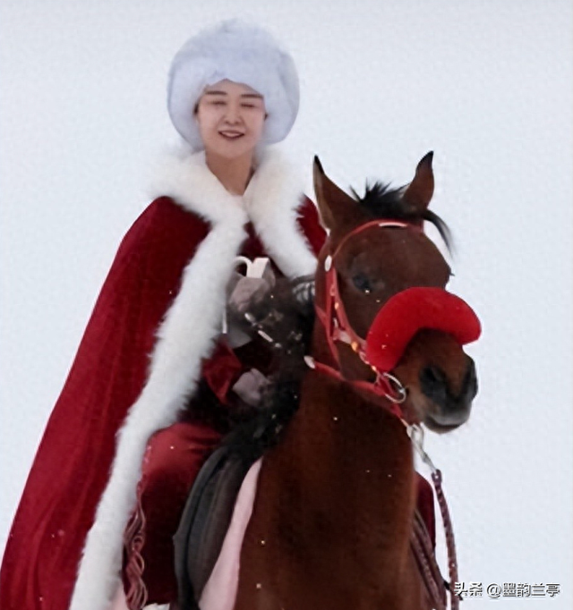 官媒锐评贺娇龙去世风波，句句一针见血，杨振宁、成龙都是受害者