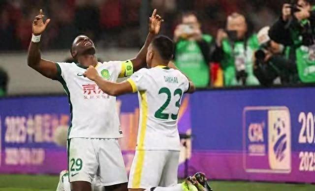 两个点球，被扑重罚！足协杯国安夺冠陷四大争议：裁判是否又保送