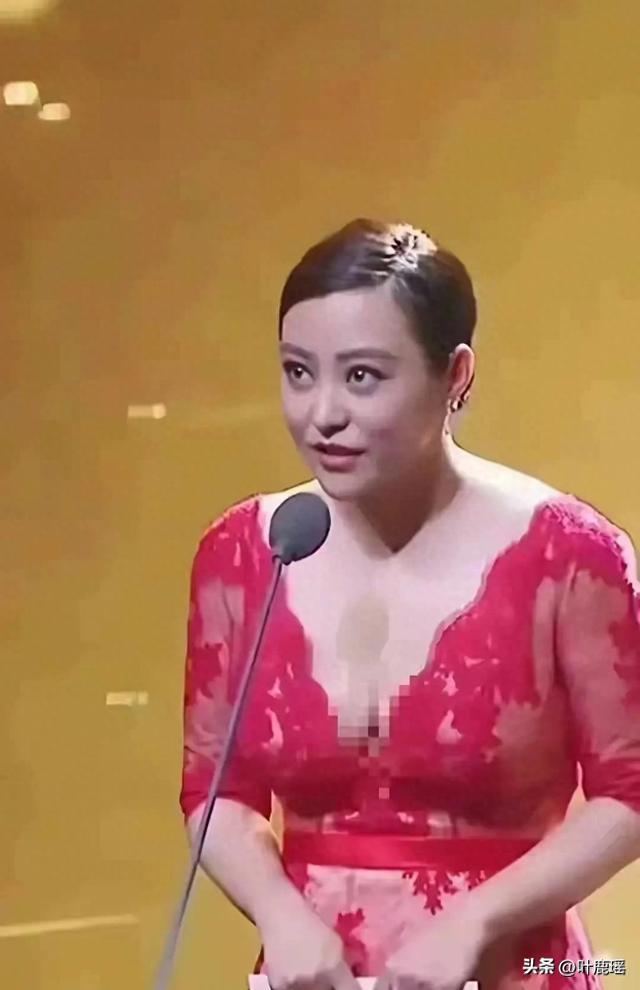 郝蕾身材也太丰满了吧 衣扣都撑开了 如果扣子突然掉了那就十分尴尬