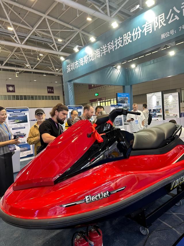 2025海博会现场直击：水下机器人深潜探秘，无人风帆艇踏浪前行，新装备“驭能”蓝海