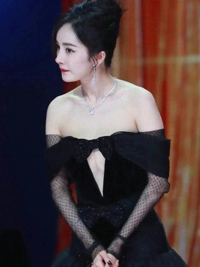 杨幂身穿一袭黑色性感礼服裙	，身材有料很是性感“撩人”