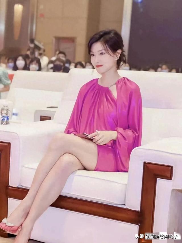 万茜年轻时白腿嫩脚丫透明高跟鞋真漂亮网友：经典造型永不过时