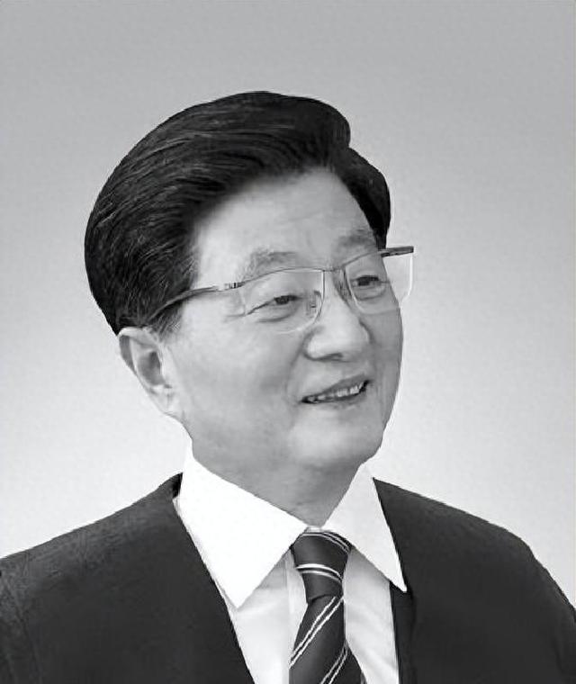 他曾担任上海市长，69岁去世葬入八宝山，为何后来被迁到上海？